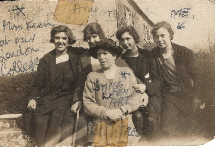 Edna Rothwell with college friends 1924