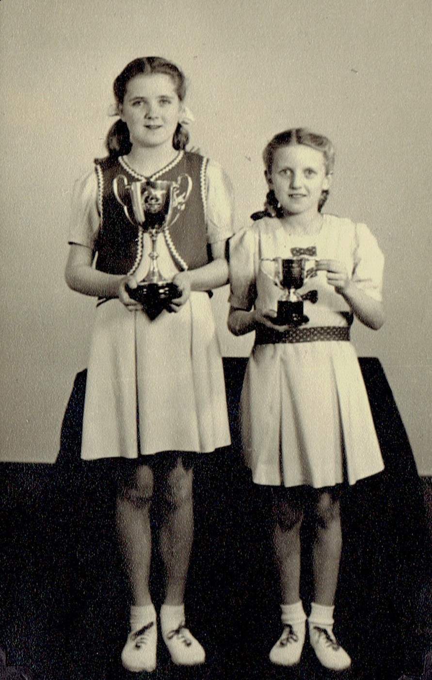Sylvia_and_Christine_Rawsthorne_1950.jpg